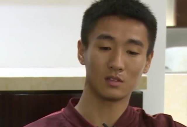 脱了她裙子摸进她的内裤亲吻