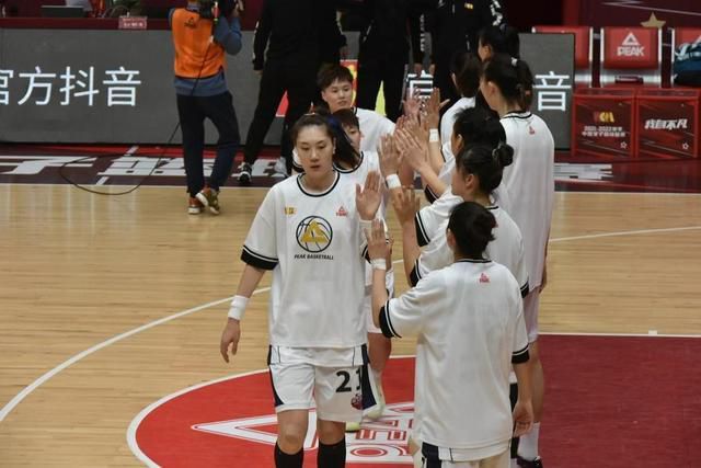 女大学生出差2020