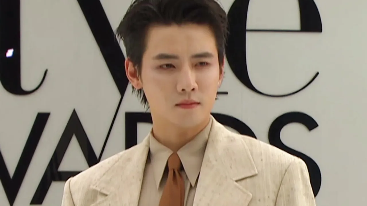 刷到任豪的美拉德色系造型時,我正卡在海外追劇的轉圈圈裡——原來時尚和影音都有地域限制