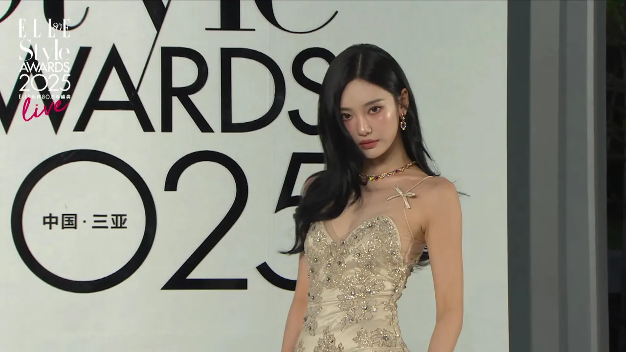 寧藝卓金色刺繡紗裙驚艷ELLE風尚大典 盡顯自信風采