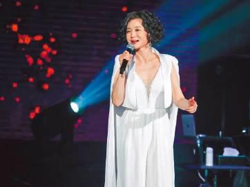 刷到坣娜離世消息時,我正在海外深夜重溫《別戀》——那些年我們追過的台灣歌聲,為何總在異鄉卡住?